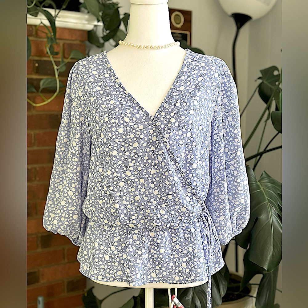 🛍️ Sienna Sky wrap style and ties side excellent condition.